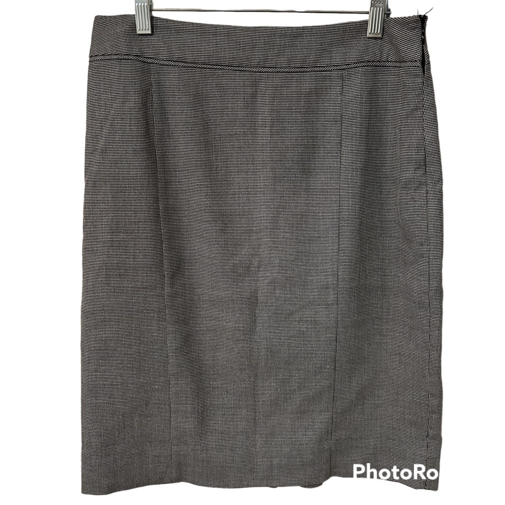 White House Black Market Pencil skirt SZ 6 Black and White with pleats in back
